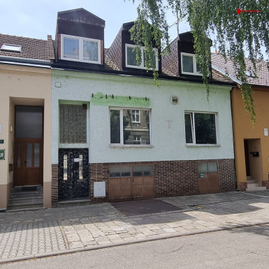 Rodinný dům 2+1 a 4+1, k bydlení nebo jako ubytovna, pozemek 236 m2 #0