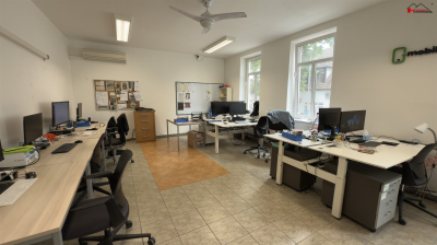 Třípodlažní dům – suterén, prodejna, byt -  celkem UP 227 m2 , k pronájmu #2
