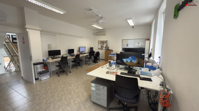 Třípodlažní dům – suterén, prodejna, byt -  celkem UP 227 m2 , k pronájmu #1